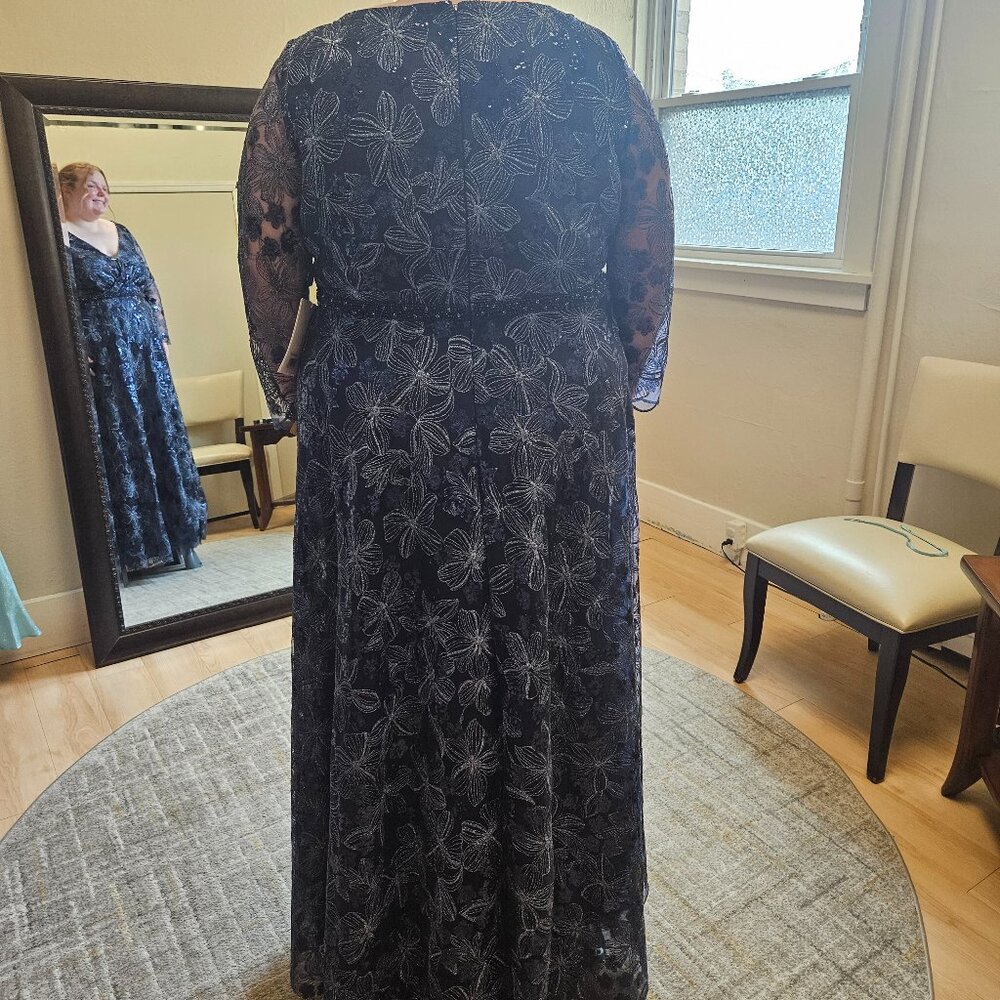 Size 24W navy blue long sleeve evening gown w/ silver metallic flowers Mac Dugga - Picture 3 of 17